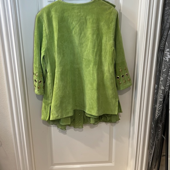 Suede jacket suit with chiffon skirt designed by Louis Dell olio - Picture 4 of 9